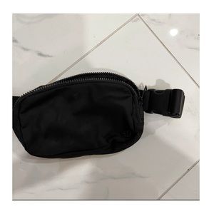 Lululemon Everywhere belt bag